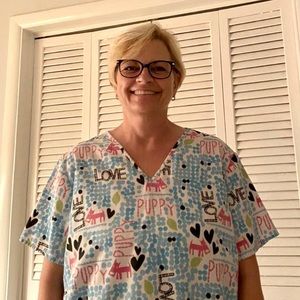 XL Cherokee scrub top “Puppy Love” dogs